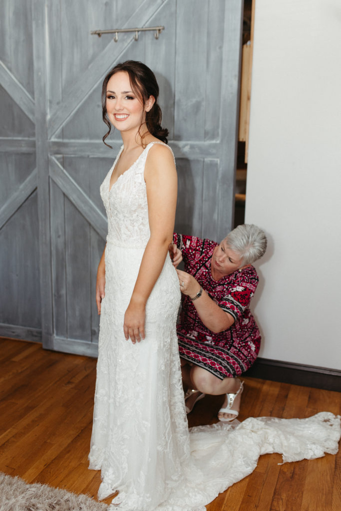 Bride getting ready, Edwardsville Illinois wedding photographer